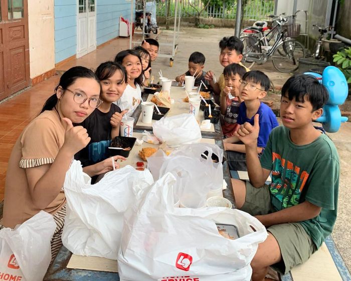 Bà luôn cố gắng chăm lo cho 15 đứa cháu của mình được đủ đầy như bao bạn bè cùng trang lứa