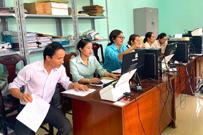 Xã Đức An huy động nhiều lực lượng khác nhau để tham gia hỗ trợ việc số hóa hồ sơ đảng viên