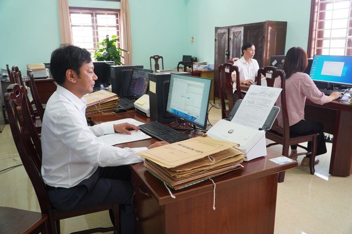 Cán bộ Ban Xây dựng Đảng Đảng ủy xã Đức An tranh thủ ngày nghỉ và buổi tối để thực hiện số hóa hồ sơ