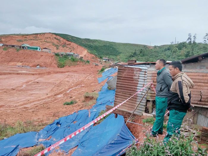 Lực lượng chức năng xã Đam Rông 4 túc trực tại khu dân cư Đưng K'Nớ 5 nhằm hỗ trợ và bảo đảm an toàn cho người dân