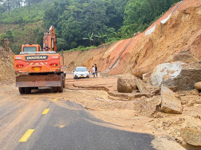 Xã Đam Rông 4 phối hợp với các lực lượng chức năng và đơn vị chủ đầu tư triển khai các biện pháp khắc phục các điểm sạt lở trên tuyến ĐT.722