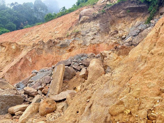 Nhiều vị trí trên tuyến ĐT.722 đang bị sạt lở do mưa lớn