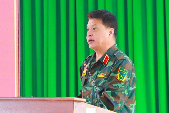 Thiếu tướng Đinh Hồng Tiếng, Ủy viên Ban Thường vụ Tỉnh ủy, Chỉ huy trưởng Bộ CHQS tỉnh phát biểu tại buổi lễ khai mạc diễn tập