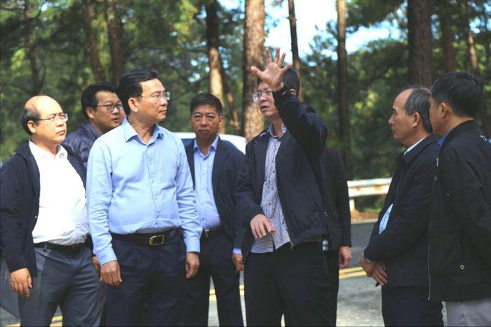 Ủy viên Ban Chấp hành Trung ương Đảng, Phó Bí thư Tỉnh ủy, Chủ tịch UBND tỉnh Lâm Đồng Hồ Văn Mười (thứ 2 bên trái qua) có mặt tại hiện trường - khu vực xảy ra sạt lở