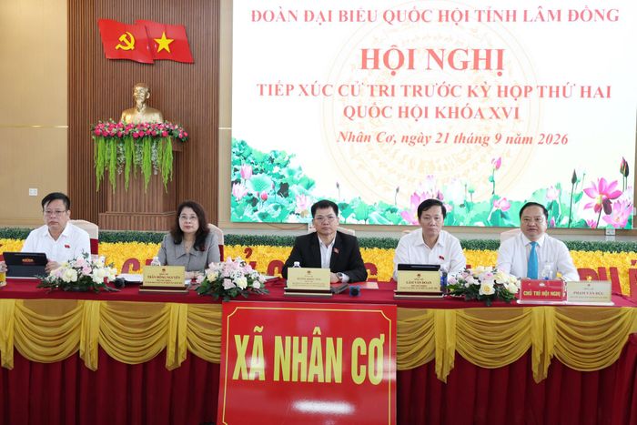 Các đại biểu chủ trì hội nghị TXCT tại điểm cầu Nhân Cơ