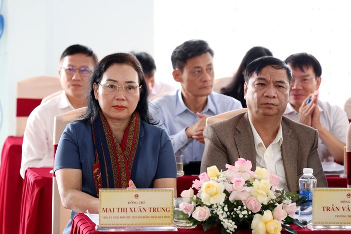Đồng chí Mai Thị Xuân Trung, Tỉnh ủy viên, Phó Chủ tịch HĐND tỉnh kiêm Trưởng Ban Pháp chế HĐND tỉnh Lâm Đồng dự hội nghị tại điểm cầu xã nhân Cơ