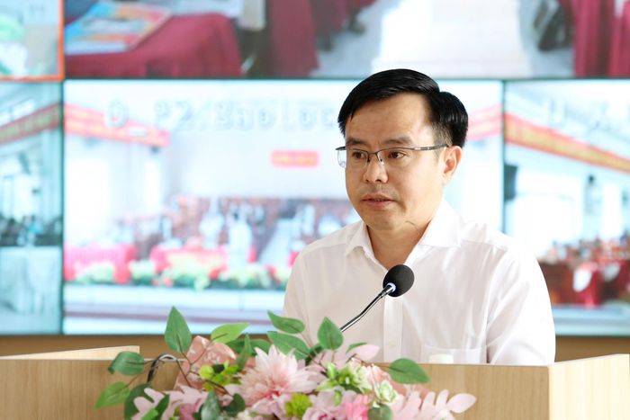 Chủ tịch UBND xã Nhân Cơ Trần Công Dũng thông tin về công tác hỗ trợ tái định cư trên địa bàn xã
