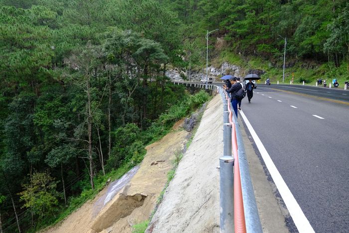 Tại đèo Prenn, đoạn Km224+600 - Km224+700, dài khoảng 100 m, tiếp tục xảy ra sạt lở kè chắn taluy âm