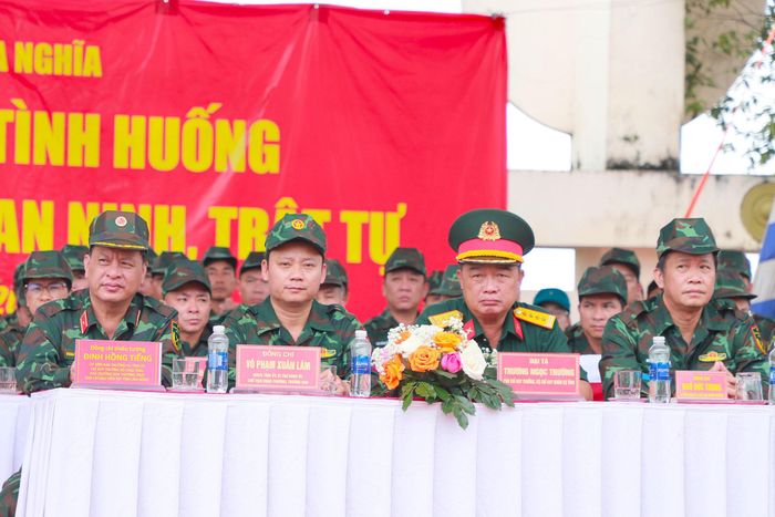 Thiếu tướng Đinh Hồng Tiếng, Ủy viên Ban Thường vụ Tỉnh ủy, Chỉ huy trưởng Bộ CHQS tỉnh (bên trái); cùng lãnh đạo các sở, ban, ngành và các địa phương dự diễn tập thực binh xử lý tình huống A2