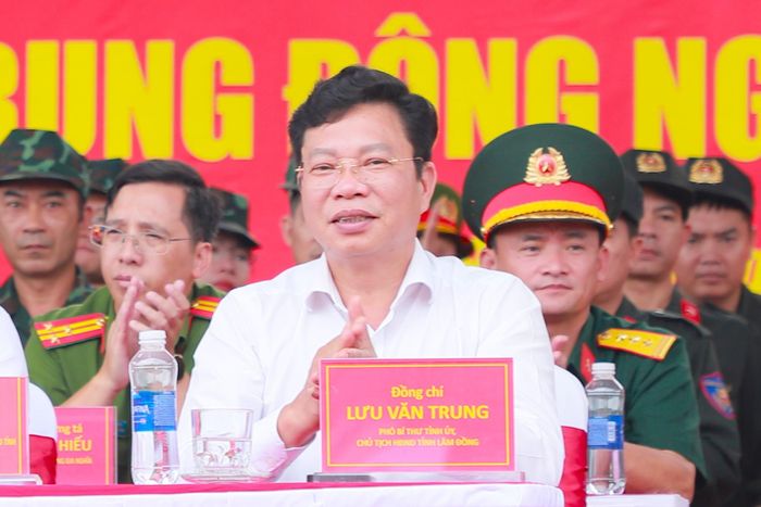 Đồng chí Lưu Văn Trung, Phó Bí thư Tỉnh ủy, Chủ tịch HĐND tỉnh dự diễn tập thực binh xử lý tình huống A2