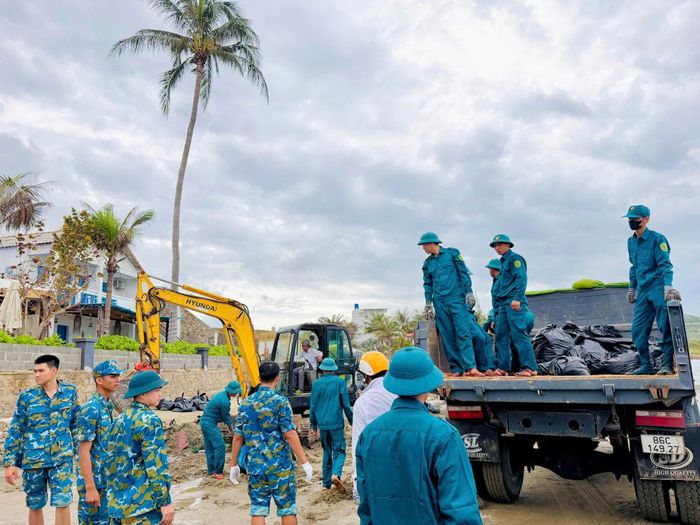 Rác được tập kết, vận chuyển đến khu vực xử lý