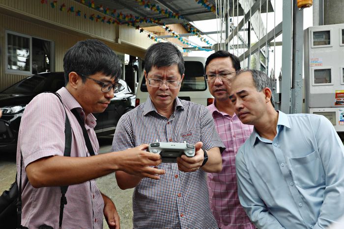 Phó Chủ tịch Thường trực UBND tỉnh Nguyễn Hồng Hải xem ảnh các khu vực khảo sát qua flycam