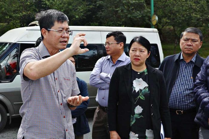Phó Chủ tịch Thường trực UBND tỉnh Nguyễn Hồng Hải (bên trái) chỉ đạo tại các vị trí khảo sát khu A2-A3 Quảng trường Lâm Viên