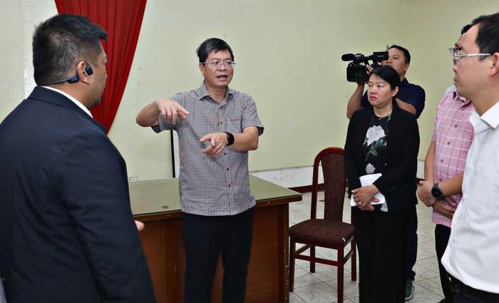 Phó Chủ tịch Thường trực UBND tỉnh Nguyễn Hồng Hải chỉ đạo tại các vị trí khảo sát trong khu bên trong Rạp Hòa Bình sáng nay