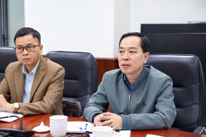 Tỉnh ủy viên, Giám đốc Báo và Phát thanh, Truyền hình Lâm Đồng Lê Huy Toàn (bên phải) và Phó Giám đốc Báo và Phát thanh, Truyền hình Lâm Đồng Nguyễn Phi Long (bên trái) dự họp