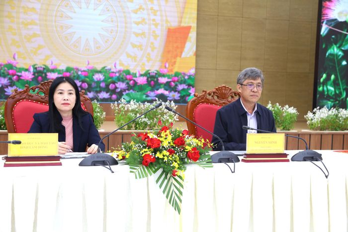 Đồng chí Nguyễn Minh, Tỉnh ủy viên, Phó Chủ tịch UBND tỉnh; Giám đốc Sở Giáo dục và Đào tạo Lê Thị Bích Liên chủ trì tại điểm cầu tỉnh Lâm Đồng