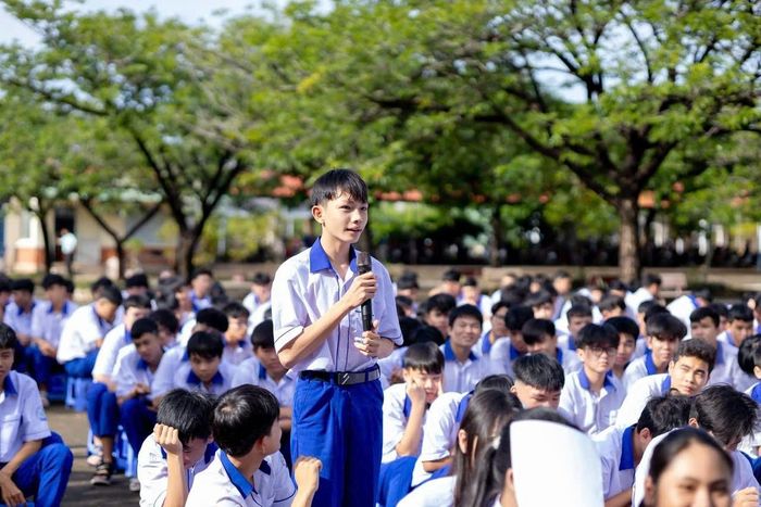 Học sinh trả lời câu hỏi do Ban Tổ chức đặt ra