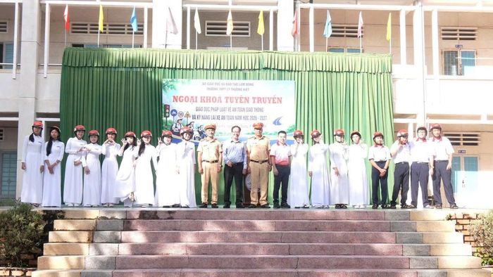 Ban Tổ chức tặng nón bảo hiểm cho học sinh