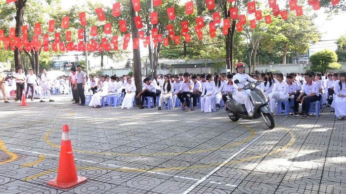Học sinh tham gia thực hành kỹ năng lái xe an toàn