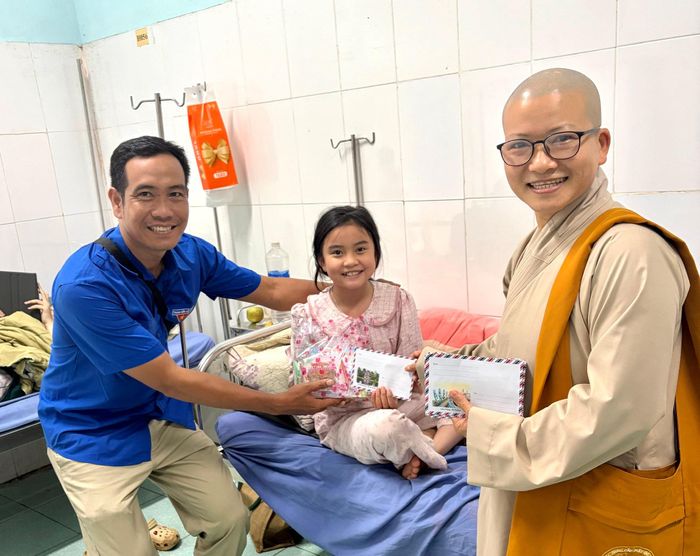 Đoàn thăm hỏi, động viên và tặng quà trung thu cho các bệnh nhi đang điều trị tại Bệnh viện Đa khoa Đắk Nông