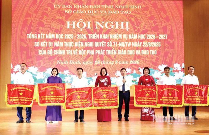 Các tập thể có nhiều thành tích trong năm học 2025-2026 được tặng Cờ thi đua xuất sắc của UBND tỉnh. Ảnh: Minh Quang