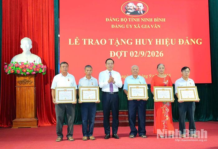 Đồng chí Đặng Thanh Sơn, Ủy viên Ban Thường vụ Tỉnh ủy, Phó Chủ tịch UBND tỉnh trao tặng Huy hiệu Đảng cho đảng viên 45 năm tuổi Đảng.