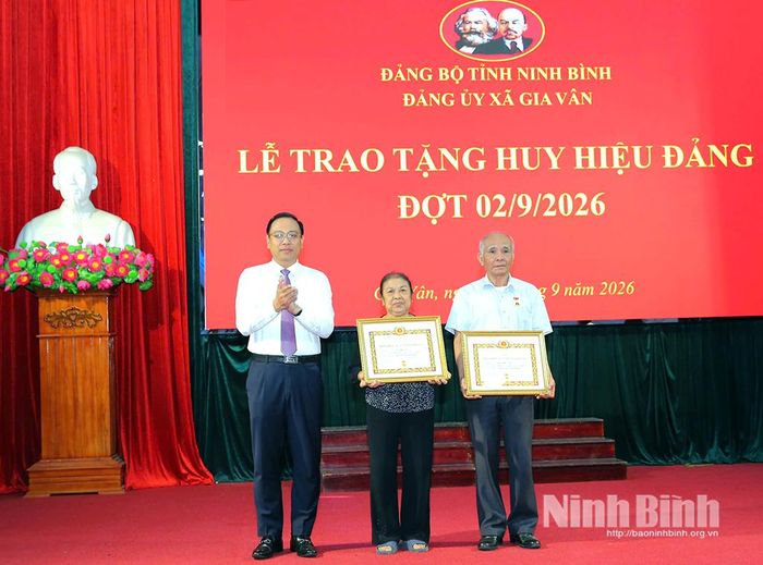 Đồng chí Đặng Thanh Sơn, Ủy viên Ban Thường vụ Tỉnh ủy, Phó Chủ tịch UBND tỉnh trao tặng Huy hiệu Đảng cho đảng viên 55 năm tuổi Đảng và 50 năm tuổi Đảng.