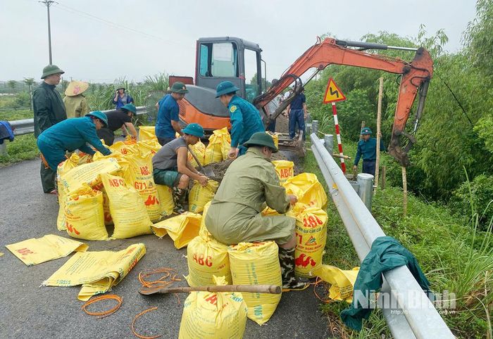 Các lực lượng chức năng tích cực khắc phục sự cố.