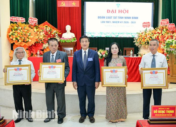 Đồng chí Đỗ Ngọc Thịnh, Chủ tịch Liên đoàn Luật sư Việt Nam trao Bằng khen của Liên đoàn cho các tập thể và cá nhân có thành tích xuất sắc.