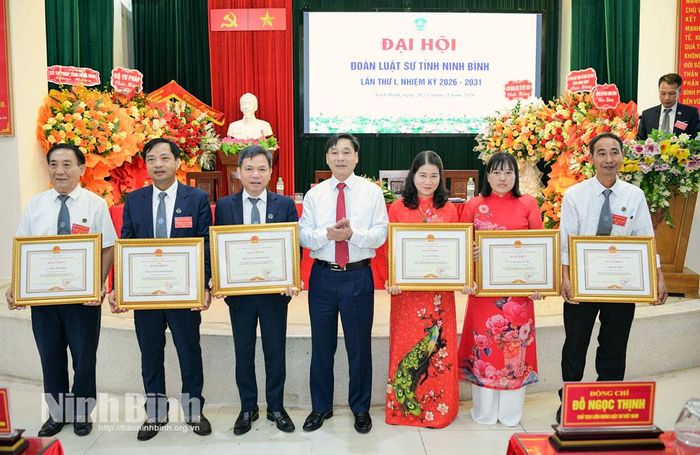 Đồng chí Nguyễn Anh Chức, Ủy viên Ban Thường vụ Tỉnh ủy, Phó Chủ tịch UBND tỉnh trao Bằng khen của UBND tỉnh cho các tập thể và cá nhân có thành tích xuất sắc.