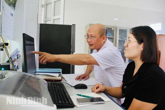 Cán bộ Trạm Y tế xã Lý Nhân rà soát, tích hợp thông tin y tế của người dân lên hệ thống.