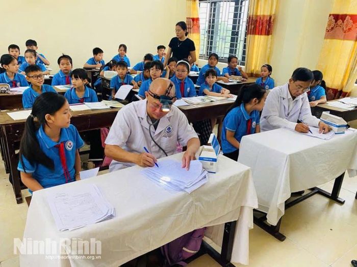 Trạm Y tế xã Lý Nhân kiểm tra sức khỏe đầu năm học cho các em học sinh Tiểu học Lý Nhân.