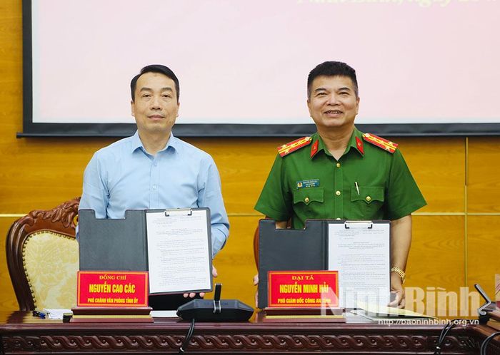 Bàn giao biên bản nhiệm vụ giữa Văn phòng Tỉnh ủy và Công an tỉnh.