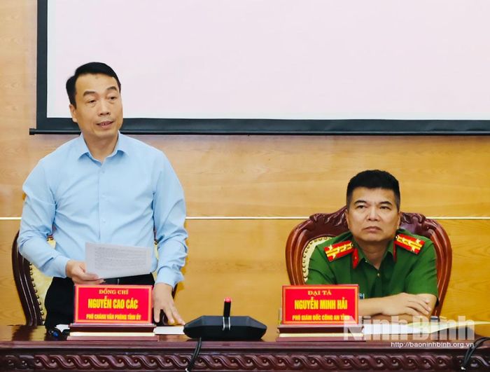 Đồng chí Nguyễn Cao Các, Phó Chánh Văn phòng Tỉnh ủy phát biểu tại hội nghị.