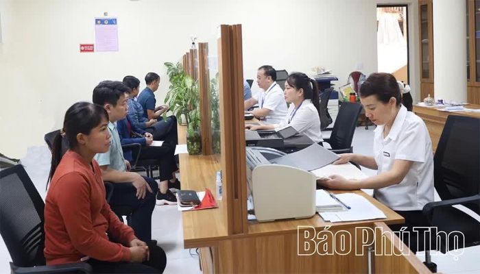 Cán bộ xã Tam Nông giải quyết thủ tục hành chính cho người dân nhanh chóng, chính xác.