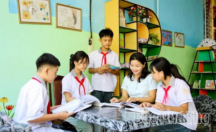 Cô trò Trường THCS Mường Bi cùng trao đổi, chia sẻ kiến thức sau giờ lên lớp.