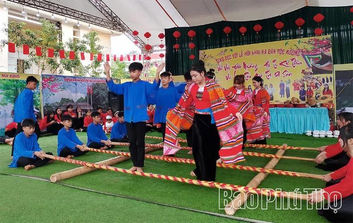 Các hoạt động văn hóa được các nhà trường tổ chức trong dịp Lễ hội Khai hạ dân tộc Mường.