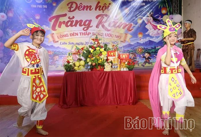 Điểm nhấn của chương trình là màn trình diễn thời trang tái chế của 19 chi đoàn khu dân cư.