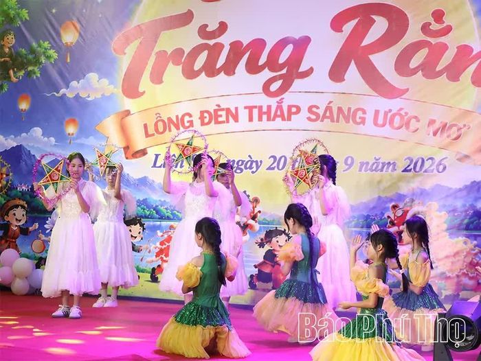 Các tiết mục văn nghệ vui tươi tại đêm hội.