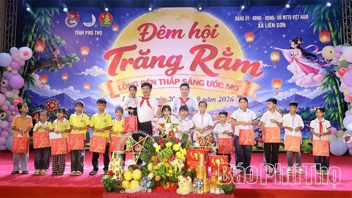 Đại diện lãnh đạo xã Liên Sơn và các đơn vị tặng quà các em nhỏ.