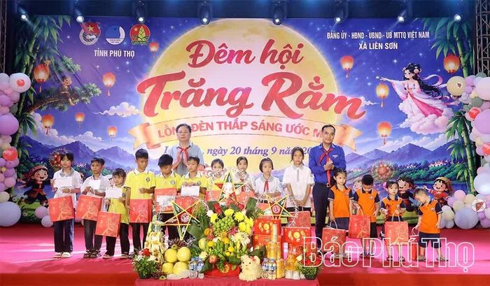 Lãnh đạo Tỉnh đoàn, Sở Giáo dục và Đào tạo tặng quà các em nhỏ.