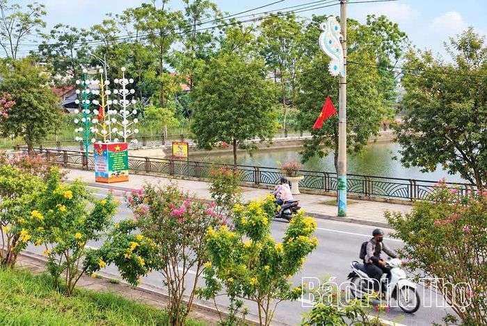 Tuyến đường hoa điểm tô thêm sắc màu bên hồ Thiên Hương, xã Tam Nông.