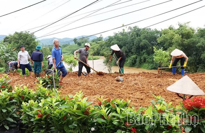 Người dân thôn Minh Tâm, xã Minh Đài trồng, chăm sóc vườn hoa kiểu mẫu, tạo diện mạo mới cho miền quê thân yêu.