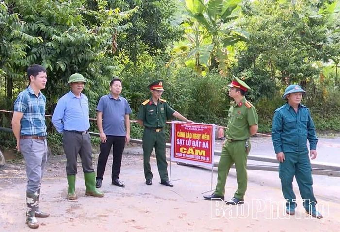 UBND xã chỉ đạo lực lượng chức năng dựng biển cảnh báo, không cho người dân và phương tiện đi qua khu vực sạt lở.