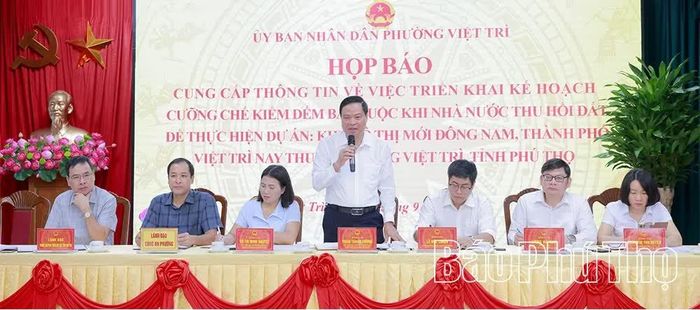 Lãnh đạo UBND phường Việt Trì phát biểu, làm rõ một số ý kiến của các đại biểu tại buổi họp báo.