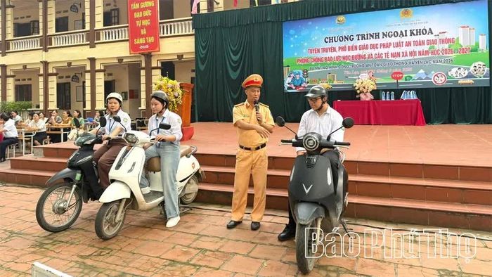 Cán bộ Phòng Cảnh sát giao thông, Công an tỉnh hướng dẫn kỹ năng điều khiển phương tiện giao thông an toàn.