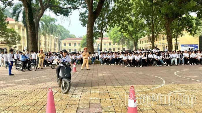 Học sinh được hướng dẫn và thực hành kỹ năng lái xe trên sa hình ngay tại sân trường.