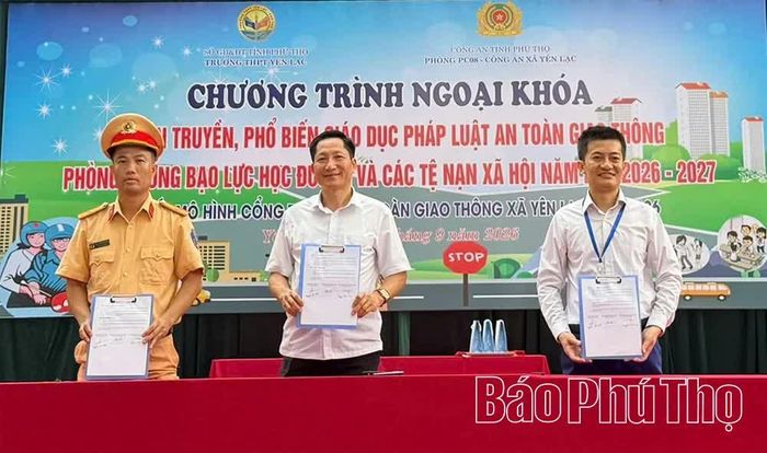 Trường THPT Yên Lạc ký cam kết không vi phạm quy định pháp luật về an toàn giao thông.