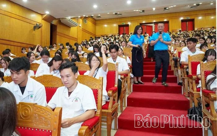 Sinh viên Trường Cao đẳng Y Dược Phú Thọ trả lời câu hỏi về chính sách bảo hiểm y tế dành cho học sinh, sinh viên.