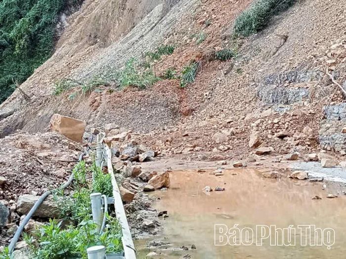 Sạt lở taluy dương trên tuyến tỉnh lộ 433 đi Mường Tuổng gây ách tắc cục bộ, cô lập 292 hộ dân.